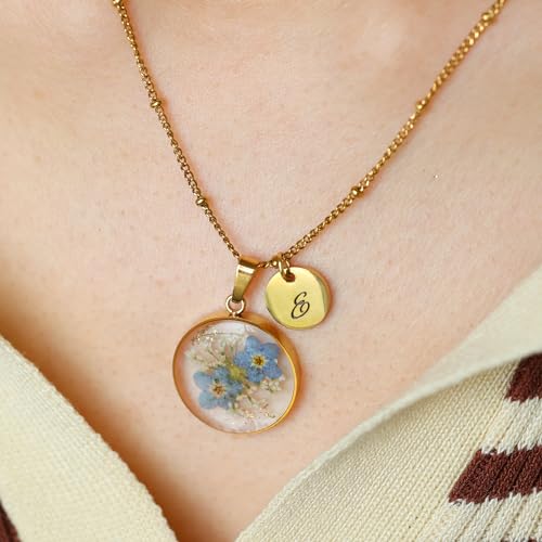 Pendentif résine myosotis et initiale pour sublimer vos tenues