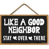 SEIFUD 玄関用 ウェルカムサイン 屋外用 面白いポーチサイン 屋外 Good Neighbor Stay Over There 家の新築祝いの贈り物 面白い装飾 素朴な農家の壁のペディメントアート ホームデコレーション 11 X 6インチ (CA7US-018)