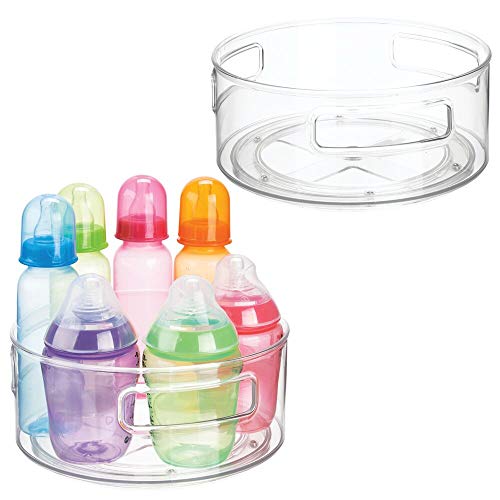 mDesign Juego de 2 estantes giratorios – Organizador redondo de plástico para el cuarto infantil – Bandeja rotatoria de bordes altos para alimentos de bebé, pañales, chupetes y más – transparente