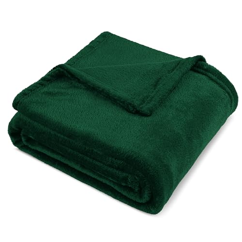 PAVILIA Emerald Green Fleece Throw Blanket for Couch, Dark Green Forest Super Soft Fuzzy Flannel Throw for Sofa, Luxury Plush Microfiber Bed Blanket, Cozy Home Decorative Velvet Gift Blanket, 50x60
