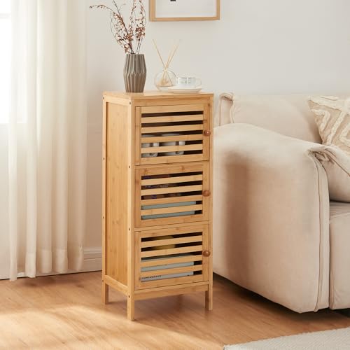 [en.casa] Aparador Ypäjä Armario Baño Salón con Pomos y 3 Puertas Batientes de Lamas para Ventilación Óptima Resistente a la Humedad Bambú 82x33x27 cm - Natural