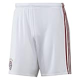 Coupe standard. Blason du FC Bayern Munich brodé à droite au-dessus de l'ourlet.
