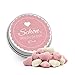 Produktbild DeinBonbon 20x Gastgeschenk Mini Dose DIY Süßigkeiten und Stickerbogen | Hochzeit, Geburtstag, Taufe & Kommunion (Altrosa, Himbeer Joghurt Herzen Bonbons)