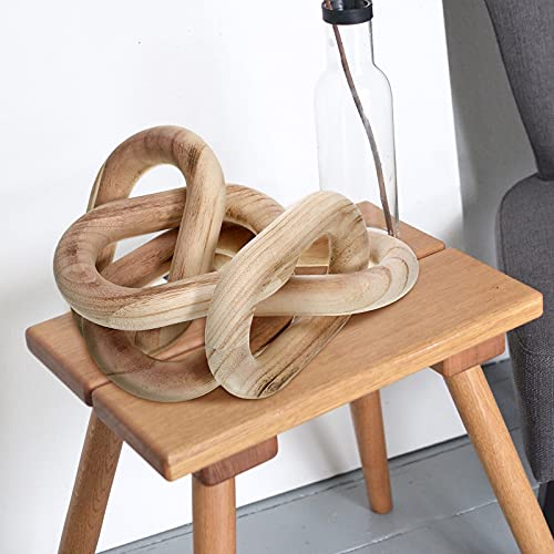 Chaîne en bois décorative posée sur une table basse pour un salon chaleureux