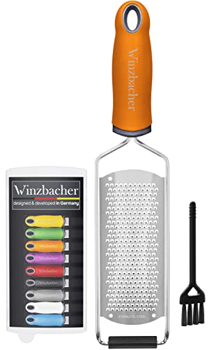 Winzbacher - Premium Zester Reibe I Parmesanreibe, Zitronenreibe, Muskatnuss Reibe, Ingwerreibe u.v.m. I rasiermesserscharfe Edelstahl Klinge I Spülmaschinenfest I inkl. Schụtz & Reinigungsbürste