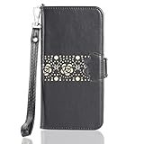 オリジナルなデザインの手帳型スマホケース。まるで肌みたい手触りのソフトな合皮レザーで製作しております。表面で花と胡蝶柄透かし模様の金色が輝いて高級感アップ！ 腕用短いストラップを搭載、ストラップに腕を通せば落下防止。物を撮るも赤ちゃんを抱くも両手を広げて行動して、女性たちでも安心で便利です。 実用性に二つの大きいフリーカードポケットを付きて、カードポケットが上下に出し入れするタイプじゃないのでスマホを逆さにしてもポケットに入れたものが落ちない便利なデザイン。ICカードや免許証、紙幣などよく使うも...