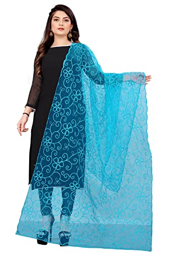 Écharpe filet doux bleu ciel pour sublimer une robe de soirée et masquer les imperfections