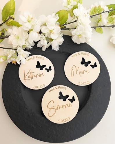 NoriKids Platzkarten Hochzeit & Jubiläum | Tischkarten als Untersetzer aus Holz | mit Namen der Gäste & des Brautpaares | Motiv Schmetterlinge | personalisierte Gastgeschenke