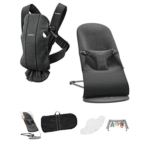 Babybjörn medium startkit för nyfödda Babysitter Bliss, Bärsele MINI, Extra klädsel, matchande leksaker, haklapp och bärväska – Svartgrå 3D Jersey