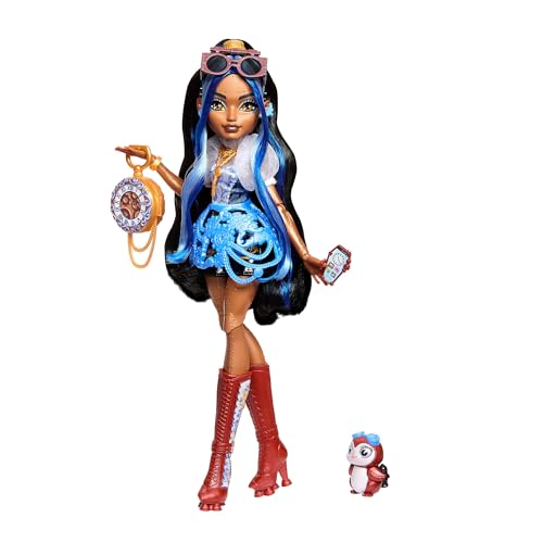 Monster High Poupée Robecca Steam avec chemisier bleu, short noir, pingouin de compagnie Capitaine Penny et 7 accessoires comme des lunettes d’aviateur, JMB81