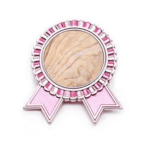 Broche rose en mosaïque ondulée pour sublimer un manteau d'hiver