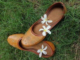 Image of Handcrafted Leather Ethnic Jutti for Women - Traditional & Elegant