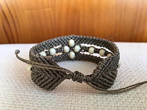 Pulsera macramé gris hecha a mano con hilo encerado y cuentas cristal mate azul Cierre ajustable