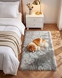 Gofodsil Teppich aus Kunstfell,Schwarz–Weicher, Flauschiger Teppich,maschinenwaschbarer Plüschteppich für Schlafzimmer,Wohnzimmer-Weicher Bettvorleger & Wohnaccessoire (Hellgrau, 60x110 cm)