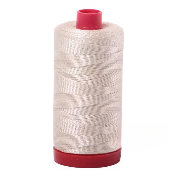 Fil de coton 12 W Aurifil beige clair 2310 de 300m pour sublimer vos broderies main
