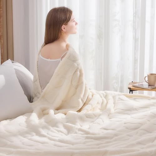 NEWCOSPLAY Super Soft King Blanket Ivory Love Premium Silky Flannel Fleece 3D Heart Checkered Lightweight Bed Blanket All Season Use (Ivory Love, King(90"x110"))