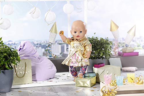 Zapf Creation 830802 BABY born Happy Birthday Mantel- goldener Puppenmantel für 43 cm Puppen mit bunter Hose im Cosmic-Comic-Print, inkl. 1 Kleiderbügel – Bild 5