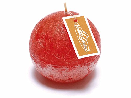 Velas con forma esférica de colores naranjas.