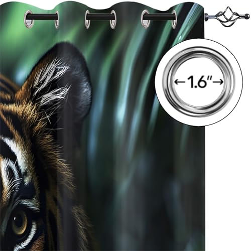 Rideaux tigrés filtrant la lumière pour une déco jungle de salon