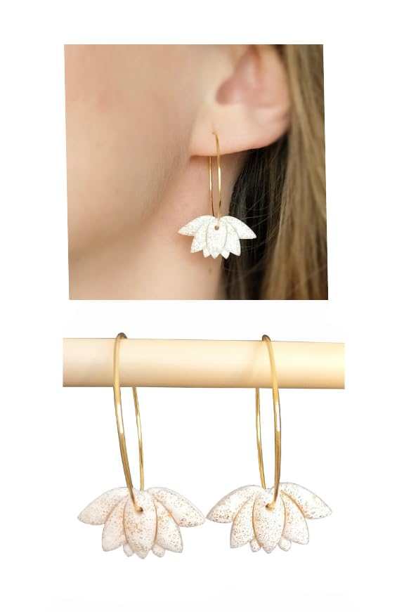 HandmadePendientes de aro en color blanco (crema) y dorado. Hechos a mano. Muy ligeros. Chapados en oro de 18 kilates. Ideal para regalo.