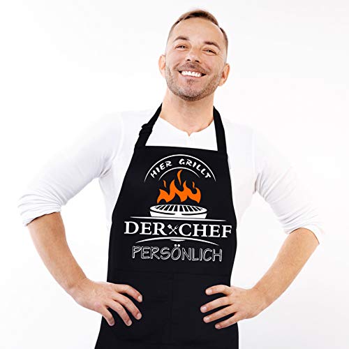 upain Grillschürze mit Spruch personalisierbar -Hier grillt der Chef persönlich, Lustig Schürze Baumwoll Kochschürze Zwei Fronttaschen, Geburtstag Männer Geschenkideen für Herren