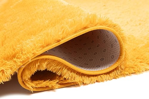 Tapis moderne jaune moutarde fausse fourrure et descente de lit épaisse