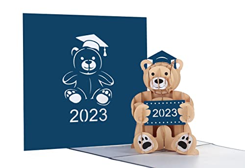 iGifts And Cards 2023 Graduation Happy Bear 3D Pop Up Grußkarte - Erfolg, harte Arbeit, Erinnerungen, Glückwünsche, Feier, Glückwünsche, Pop Up Grade Karte, Klasse 2023, Proud of You Cover