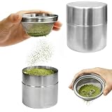 4. Tamaño óptimo para portabilidad: este tarro compacto de acero inoxidable tiene el tamaño perfecto tanto para uso doméstico como para llevar. Su diseño ahorra espacio es fácil de agarrar y se adapta cómodamente a tu mano. El recipiente de matcha mide 8 cm por 8 cm, proporcionando una capacidad generosa pero portátil. La malla del tamiz es de 7,8 cm de diámetro y los anillos de fricción son pequeños de 1,5 cm de diámetro, lo que hace que el juego sea eficiente sin ser voluminoso.