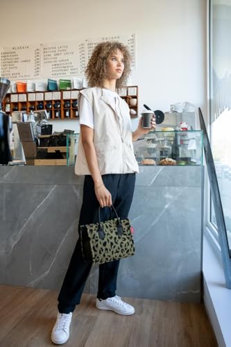 reisenthel daily shopper XS teddy leo olive – Die kleinere Version unseres modernen, stromlinienförmigen Shoppers – eine praktische rechteckige Crossbody-Handtasche.