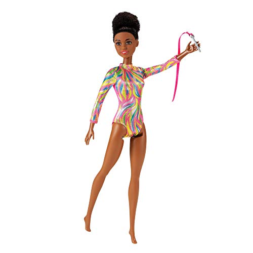 Barbie GTW37 - Brünette Puppe rhythmische Sportgymnastin (ca. 30 cm) mit schillerndem Metallic-Gymnastikanzug, 2 Keulen und Band, tolles Geschenk für Kinder ab 3 Jahren – Bild 3