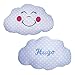 Cojín nube para bebés personalizado con su nombre, bordado a máquina por un lado y una graciosa carita sonriente también bordada, por el otro lado. Tamaño pequeño 30x20cm y peso100gr.