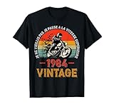 Trouvez le cadeau idéal pour un motard né en 1984 avec un design moto rigolo. Ce design pour homme de 41 ans incarne le style vintage et la passion pour la moto, avec une touche d'humour de biker Je ne vieillis pas, je passe à la vitesse supérieure.