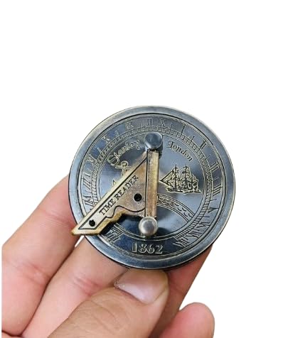 Brújula antigua de latón con reloj de sol vintage miniatura 1