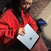Apple MacBook Air 2025 con chip Apple M4, 13 pulgadas, 24GB de memoria unificada, almacenamiento SSD de 512GB, Medianoche (Renovado) 4
