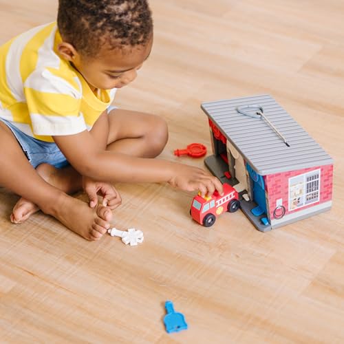 Melissa & Doug Garage mit Schlüsseln und Holz-Rettungsfahrzeugen - 7-teiliges Spielset zum Erlernen von Farbkoordination und Schlössern, inspiriert fantasievolles Rollenspiel, für Kinder ab 3 Jahren