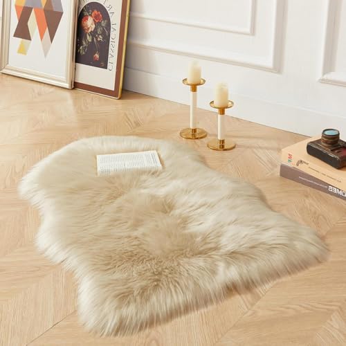 JXLOULAN Faux Schaffell Teppich Beige 50x80 cm, Weicher Flauschiger Longhair Fell Lammfellimitat Teppich für Wohnzimmer Deko Stühle Sofa Schlafzimmer