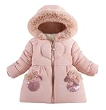 Cette veste d'hiver à capuche protège votre enfant du vent froid et sa fermeture éclair permet de l'enfiler et de la retirer facilement. Les poches permettent non seulement de garder les mains de votre enfant au chaud, mais aussi de ranger de petits objets. Le design des poches est très raffiné et esthétique. Cette veste est à la fois pratique et élégante.