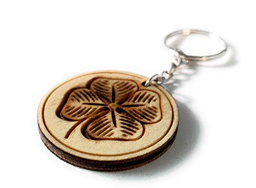 Preisvergleich Produktbild PERFEKTO24 Schlüsselanhänger aus Holz 'Kleeblatt' graviert tolles Geschenk für Frauen und Männer Handmade in Germany 4cm x 4cm
