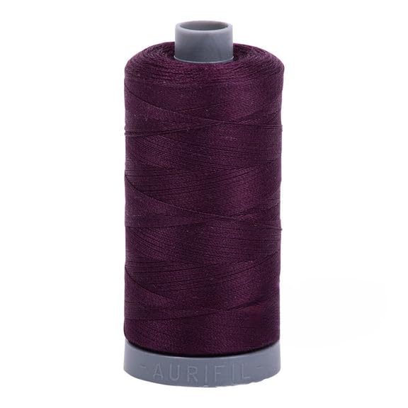 Fil de coton mako 28 W Aurifil aubergine très foncée bobine de 800 yds pour couture