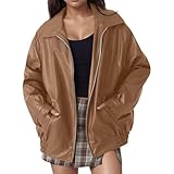 Doté d’un assemblage avec fermetures éclair (signature du style moto), ce blouson propose des fermetures métalliques résistantes et des poches zippées pratiques pour ranger vos petits objets. Les boutons métalliques sur les épaules ajoutent une touche rock-chic, tout en renforçant la durabilité des détails.