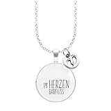 IM HERZEN BARFUSS. Zu jeder Spruchkette fügen wir einen kleinen Charm Fußabdruck hinzu.