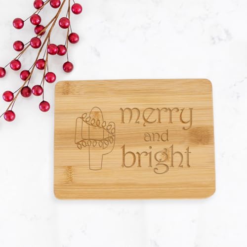 Love, Georgie "Merry and Bright" con tabla de cortar de bambú festiva con cactus para las fiestas. Tabla pequeña de bambú de 6 x 8 pulgadas. Tabla pequeña para charcutería. miniatura 4