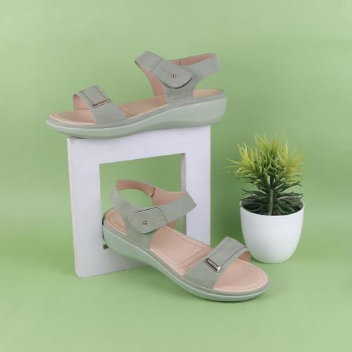 Image of Mochi Women Wedge Heel Sandal