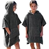 InfiniZer Badeponcho Kinder aus - Saugstarker Bademantel Kinder Frottee mit Kapuze & Tasche - (DE/NL/SE/PL, Alter, 6 Jahre, 9 Jahre, Regular, Dunkelgrau)