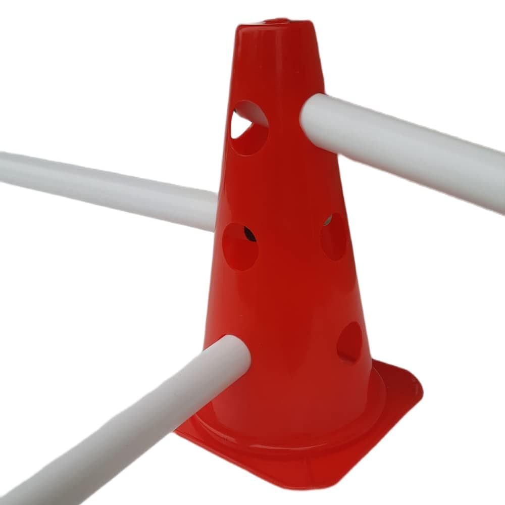 Kosma Paquete de 15 piezas de obstáculos de agilidad ajustables, 10 conos de tráfico de 9 pulgadas con 12 agujeros, color rojo, 5 postes blancos de 40 pulgadas de largo, en bolsa de transporte