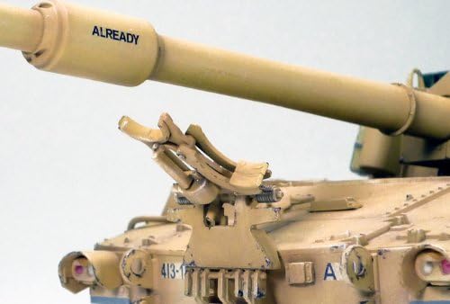 Frente view of the Tamiya M109A6 Paladin model's main gun barrel with 'ALREADY' text.