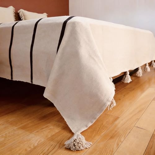 THE MOROCCAN VIBRATIONS Colcha tejida a mano y cojines surtidos. Elegancia artesanal y confort refinado. Fabricado en Marruecos