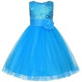La robe est conçue avec des paillettes scintillantes sur le dessus