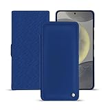 HOUSSE EN CUIR POUR SAMSUNG GALAXY S24 : Cette housse à rabat horizontal, légère et élégante a été conçue de façon artisanale et sur mesure pour votre Samsung Galaxy S24. Belle, pratique et ergonomique, elle épouse les lignes de votre téléphone. La prise en main est excellente et agréable. Les découpes réalisées par les maroquiniers vous permettent d'utiliser à 100% votre téléphone, sans jamais avoir à retirer la housse.