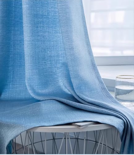 Voilage semi-transparent aspect lin bleu protégeant l'intimité du salon
